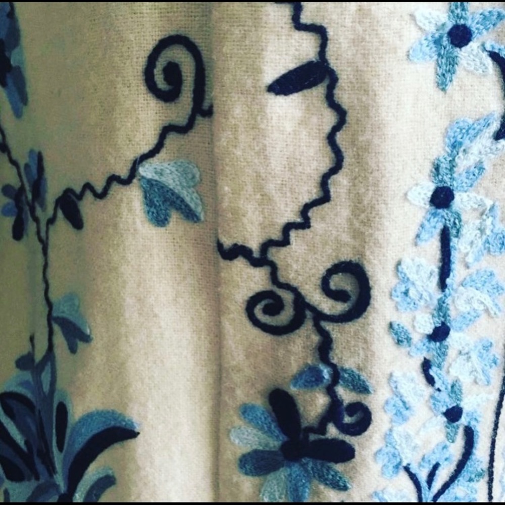 Pretty Vintage Wool Long Embroidered Coat🦋cream/blue🦋 Winter White🦋 - Picture 3 of 5